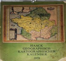 1979 Haack Geographisch-Kartographischer Kalender, régi térképek reprodukcióival illusztrált falinaptár, többnyelvű (német, angol, francia, orosz), sérült, foltos borítóval, helyenként kissé foltos lapokkal, 41x36 cm