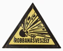 "Robbanásveszély" háromszög alakú zománcozott tálba, zománchibákkal, 35x40 cm