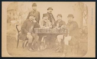 cca 1860-1870 Előkelő férfitársaság pipázó urakkal, asztal alatt fekvő kutyával, vizitkártya Schmidt Gusztáv győri műterméből, 6x10,5 cm. Ritka!