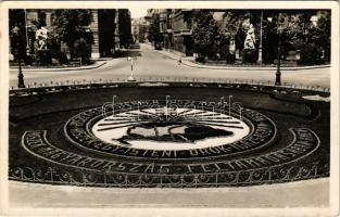 Budapest V. Szabadság téri park részlet, irredenta virágágyás, villamos (EK)