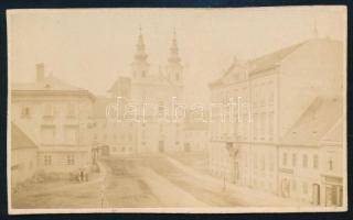 cca 1860-1870 Sopron, utcakép a Szent Júdás Tádé (Domonkos) templommal, keményhátú fotó Tiefbrunner Sándor műterméből (,,Tiefbrunner Sándor fényrajzképe várkerület 187. sz. a. Sopronban"), 6x9,5 cm