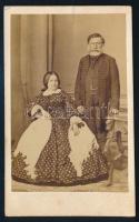 cca 1865-1870 Elegáns idősebb pár portréja, vizitkártya Mayer György fényképíró pesti műterméből, kissé foltos, 10,5x6,5 cm