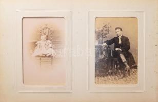 cca 1860-1875 Régi családi fotóalbum, összesen 24 db keményhátú fotóval (vizitkártyák), különféle ma...