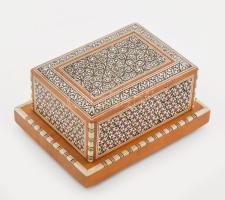 Marokkói csont- és gyöngyház berakásos négyszintes cigarettakínáló, 14x18 cm
