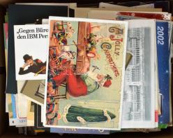 Kb. 1000 db MODERN üdvözlőlap dobozban, ünnepek, művészet, reklám stb. / Cca. 1000 modern greeting postcards in a box: feasts, art, advertisement etc.