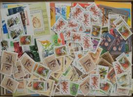 Minimum 52.000 db modern magyar bélyeg, 90%-ban képesek, sok postatisztával + 130 db négyestömb, 68 db ívtöredék, 57 db blokk és 92 db postatiszta négyestömb, szépen rendezve, nagy cipősdobozban
