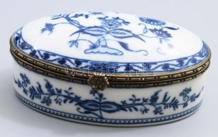 Azonosítatlan jelzéssel hagymamintás szelence, máz alatti kék festéssel, réz kerettel, jelzett, hibátlan 12x7 cm