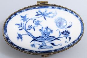 Azonosítatlan jelzéssel hagymamintás szelence, máz alatti kék festéssel, réz kerettel, jelzett, hibá...