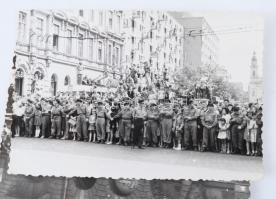 1961 Jurij Gagarin űrhajós Budapesten 4 db eredeti fotó 14x9 cm + kapcsolódó újság