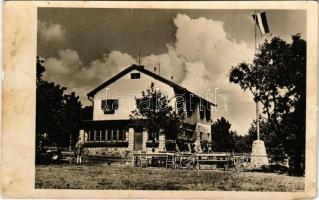 Pilis-hegység, Kőhegyi turistaház, országzászló (Rb)