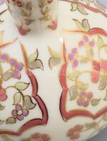 Zsolnay aranykontúrozott virágmintás váza, jelzett, hibátlan, m: 15,5 cm