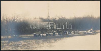 1918 Az S.M.S. Inn - Dunai Flottila hajó és legéynségéről készült nagy, eredeti fotó 25x12 cm  The entire crew of S.M.S. Inn Danube Fleet warship is lined up on the port side of the monitor for this extraordinary photograph.