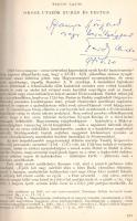Tardy Lajos:  Orosz utazók Budán és Pesten. (Dedikált.) [Budapest, 1971]. [Budapesti Történeti Múzeum - Ny. n.] 187-209 + [1]. Egyetlen önálló kiadás. Dedikált: "Szamos Györgynek régi barátsággal: Tardy Lajos. 1971. V. 21". Tardy Lajos (1914-1990) szovjet hadifogságot megjárt művelődéstörténész, műfordító, az Országos Széchényi Könyvtár kutatója. Rövid munkájában a XVIII-XIX. századi orosz látogatók magyarországi megfigyeléseiből tesz közzé korábban publikálatlan részleteket, társadalomtörténeti kommentárokkal. A hazánkba látogató orosz szerzetesek, kereskedelmi utazók és szépírók munkái az 1720-as évektől a késő reformkorig terjedő időszakban keletkeztek. [Különlenyomat a Tanulmányok Budapest múltjából XVIII. kötetéből.] Prov.: Szamos György történész. Fűzve, gerincén vászoncsíkkal megerősített, feliratozatlan korabeli borítóban, jó példány.