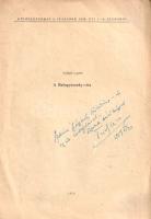 Tardy Lajos:  A Balugyánszky-vita. (Dedikált.) (Budapest, 1959). (Akadémiai Kiadó - Akadémiai Nyomda). 16 p. Egyetlen önálló kiadás. Dedikált: ?Szamos Györgynek, történész- és egyéb kollégámnak, őszinte barátsággal: Tardy Lajos. 1959. V/20?. Tardy Lajos (1914-1990) szovjet hadifogságot megjárt művelődéstörténész, jogász, az Országos Széchényi Könyvtár kutatója. Monográfiát írt többek között a jeles jogtudósról, a ruszin származású, Magyarországon, majd Oroszországban működő Balugyánszky Mihályról (1769-1847), könyvében pedig Balugyánszky Mihály jakobinus érzelmeiről ír: az 1790-es évek első felében, nagyváradi jogtanári előadásai során Balugyánszky védelmébe vette és népszerűsítette a francia forradalom eszméit. Tardy Lajos gondolatmenetét Csekey István történész a Századok folyóirat hasábjain megtámadta, kétségbe vonva a XVIII-XIX. századi jogtudós demokrata és jakobinus álláspontját, jakobinus beágyazottságát. Kiadványunkban Tardy Lajos szenvedélyes hangon cáfolja Csekey István ellenvetéseit. A vitából a magyar jakobinus mozgalom természetéről, közvetve a XVIII. század végi magyarországi értelmiség társadalmi pozícióiról folytatott polémia bontakozik ki. (Különlenyomat a Századok 1958. évi 1-4. számából.) Prov.: Szamos György történész. Fűzve, kiadói borítóban, jó példány.