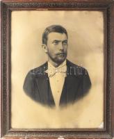 Gaál B jelzéssel: Fiatal férfi portréja, 1906. Szén, papír, sérült. Üvegezett, antik, sérült fakeretben. 74x60 cm