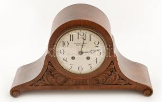 Lechner József Budapest, asztali óra, felesütős, ingajáratos szerkezettel, az óra nem jár, de az ütés működik, kulccsal, faragott fa házban 42x28 cm