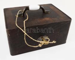 Régi vas kazetta, kulccsal, működik, kopással, 16x21x13 cm