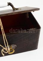 Régi vas kazetta, kulccsal, működik, kopással, 16x21x13 cm