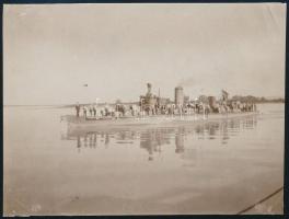 1916 Az S.M. Pb. Wels - Dunai Flottila hajóról készült fotó a legénységgel 9x6 cm   S.M.Pb. Wels steaming on a river. It?s a full view of the patrol boat portside, with most of the crew on deck looking at the photographer on a passing boat.