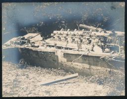 1915 Az S.M.Pb. C - Dunai Flottila hajó roncsai, Belgrád elleni hadművelet után, a parton. Feliratozott fotó 12x9 cm   1916, after the Austro-Hungarian armies overran Belgrade, shows the wreck of Patrouillenboot c. The contemporary writing on the back identifies the ship and gives the date.