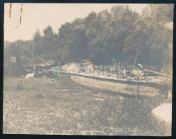 1915 Az S.M.Pb. C - Dunai Flottila hajó roncsai, Belgrád elleni hadművelet után, a parton. Feliratozott fotó 12x9 cm  1916, after the Austro-Hungarian armies overran Belgrade, shows the wreck of Patrouillenboot c. The contemporary writing on the back identifies the ship and gives the date.