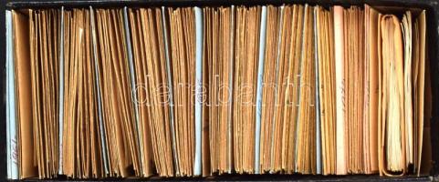 1960-1975 Sorok pergamen tasakokba rendezve, hosszúkás dobozban