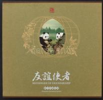 Kína "Messenger of Friendsership" (sic!) emlékkönyv állat motívum bélyegekkel, benne sorok, blokkok, kisívek, közös kiadások, eredeti tokban