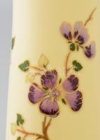 Zsolnay aranykontúrozott virágmintás váza. Jelzett, hibátlan, m: 26,5 cm