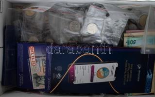 "Nagypapa kincsesládája", bruttó ~3,3kg súlyban, benne vegyes, külföldi és magyar érmetétel és külföldi bankjegyek, közte Nagy-Britannia 1968-1971. 1/2p-10p (5xklf) "Britannia első decimális érméi" forgalmi összeállítás kartonlapon, eredeti műbőr tokban, MNB-s prospektusok. Sok érme simítózáras tasakokban vagy kapszulában. T:vegyes "Grandpa's treasure chest", mixed set of foreign and Hungarian coins and foreign banknotes (~3,3kg gross), within United Kingdom 1968-1971. 1/2 Penny - 10 Pence (5xdiff) circulation set on cardboard, in original "Britain's first decimal coins" leatherette case, Hungarian National Bank prospects. Many coins in zip-lock bags or capsule. C:mixed