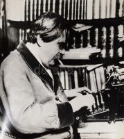 Móricz Zsigmond író alkotás közben, nagy méretű fotó, későbbi nagyítás 31x34 cm