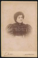 cca 1900 Czullik Inez, Czullik Ágost, a Liechtenstein hercegi kertek igazgatója lányának fotója, keményhátú fotó Székely bécsi műterméből, 16,5×10,5 cm