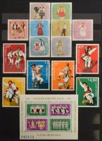 Szépen rendezett népviselet motívum összeállítás sorokkal, blokkokkal és kisívekkel, 16 fekete lapos, A/4-es Philux berakóban