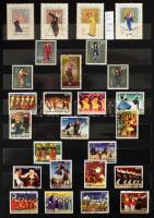 Szépen rendezett népviselet motívum összeállítás sorokkal, blokkokkal és kisívekkel, 16 fekete lapos...