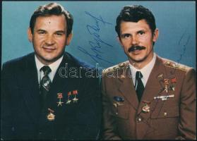 1980 Farkas Bertalan (1949-) és Valerij Kubaszov (1935-2014) űrhajósok aláírása képeslapon    1980 Signature of cosmonauts Bertalan Farkas (1949-) and Valery Kubasov (1935-2014) on a postcard