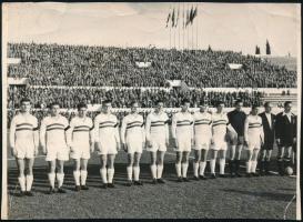 1953 Az Aranycsapat Belgrádban, fotó törésnyomokkal, szakadással, 12,5×17,5 cm