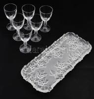Savmaratott díszítésű likőrös készlet, savmaratott bogyómintás tálca 34x15 cm és 6 darab részben savmaratott pohár m: 12 cm, hibátlan.