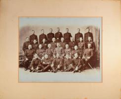 cca 1900 Nagyméretű katonai csoportkép, kabinetfotó paszpartuban, 37x29 cm   cca 1900 large group portrait of soldiers in cabinet photo passe-partout, 37x29 cm