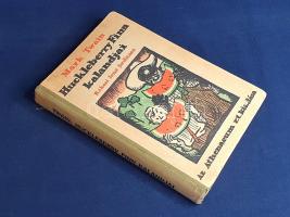 Mark Twain [Clemens, Samuel Langhorne]: 
Huckleberry Finn kalandjai. Fordította: Rákosi Jenő. A kép...