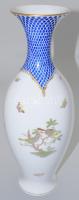 Herendi Rothschild mintás váza kék halpikkelyes díszítéssel (RO-EB). Jelzett, hibátlan, m: 33 cm /// Herend Rothschild pattern vase with blue fish scale decoration (RO-EB). Marked, flawless, height: 33 cm