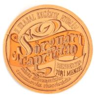 Sörgyári Capriccio című Jiri Menzel film magyar bemutatójára készített söralátét, kopással, aláírásokkal, d: 9,5 cm