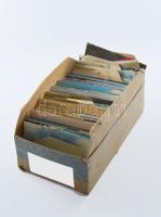 Cipősdoboznyi modern képeslap tétel országok szerint gyűjtve, fele Magyarország, többi külföldi országok.