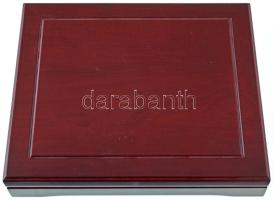 Mahagóni fa érmetartó kazetta bársonybéléssel, 1db beépített + 1db kivehető tálcával, összesen 13db 45x45mm-es férőhellyel. Használt, de jó állapotban (287x246x45mm)