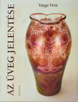 Varga Vera: Az üveg jelentése. A 19-20. századi üvegművészet ábrázolások, allegóriák, szimbólumok tükrében. Bp., 2002, Helikon, 174+(2) p. Gazdag képanyaggal illusztrálva. Kiadói egészvászon-kötés, kiadói papír védőborítóban.
