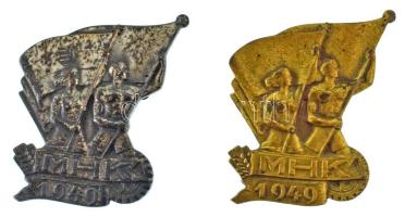 1949. "MHK (Munkára, Harcra Kész)" 2xklf: ezüstpatinázott fehérfém + bronz jelvény, a zászlón Kossuth-címerrel T:XF