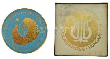 1979. "Békehangverseny - Budapest" műgyantás, aranyozott fém jelvény + DN "VOLÁN - M.M.K. Vegyeskar - Zalaegerszeg" műgyantás, aranyozott fém jelvény T:VF