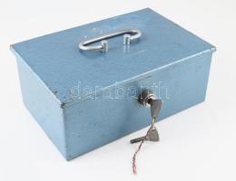 Vas kazetta kulccsal, kopással, 17x27 cm