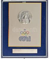 Olaszország 1990 k. "CONI (Olasz Nemzeti Olimpiai Bizottság)" fém emlékérem/emlékplakett eredeti tokban, gravírozás nélkül (50mm/116x157mm) T:AU a plakett ragasztása elengedett Italy 1990 k. "CONI (Italian National Olympic Committee)" metal commemorative medal/plaque in original case, without engraving (50mm/116x157mm) C:AU the glue on the case is loose