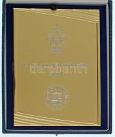 Szlovákia 1990 k. "Slovenský Olympijský Výbor - Cena viceprezidentky SOV - Slovolympfila - Bratislava, 2008 (Szlovák Olimpiai Bizottság - A SZOB alelnökének díja - Szlovák Olimpiai Filatéliai Kiállítás - Pozsony, 2008)" fém emlékplakett eredeti (kissé kopott) tokban (150x200mm) T:UNC Slovakia 1990 k. "Slovenský Olympijský Výbor - Cena viceprezidentky SOV - Slovolympfila - Bratislava, 2008 (Slovak Olympic Committee - SOC Vice President's Award - Slovak Olympic Philatelic Exhibition - Bratislava, 2008)" metal commemorative plaque in original (slightly worn) case (150x200mm) C:UNC