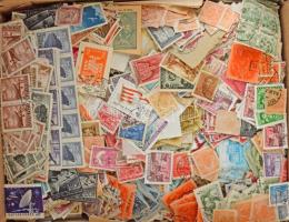Kb. 50.000 db régi és modern magyar bélyeg dobozban ömlesztve