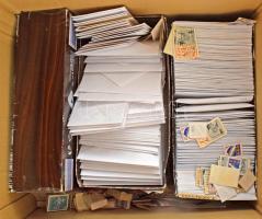 Kb. 40.000 db vegyes külföldi bélyeg, sok régive, dobozban